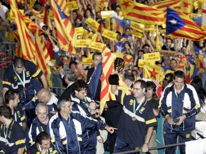Celebración de la selección catalana de hockey sobre patines tras ganar en octubre de 2004 en Macao el Mundial B de la especialidad.