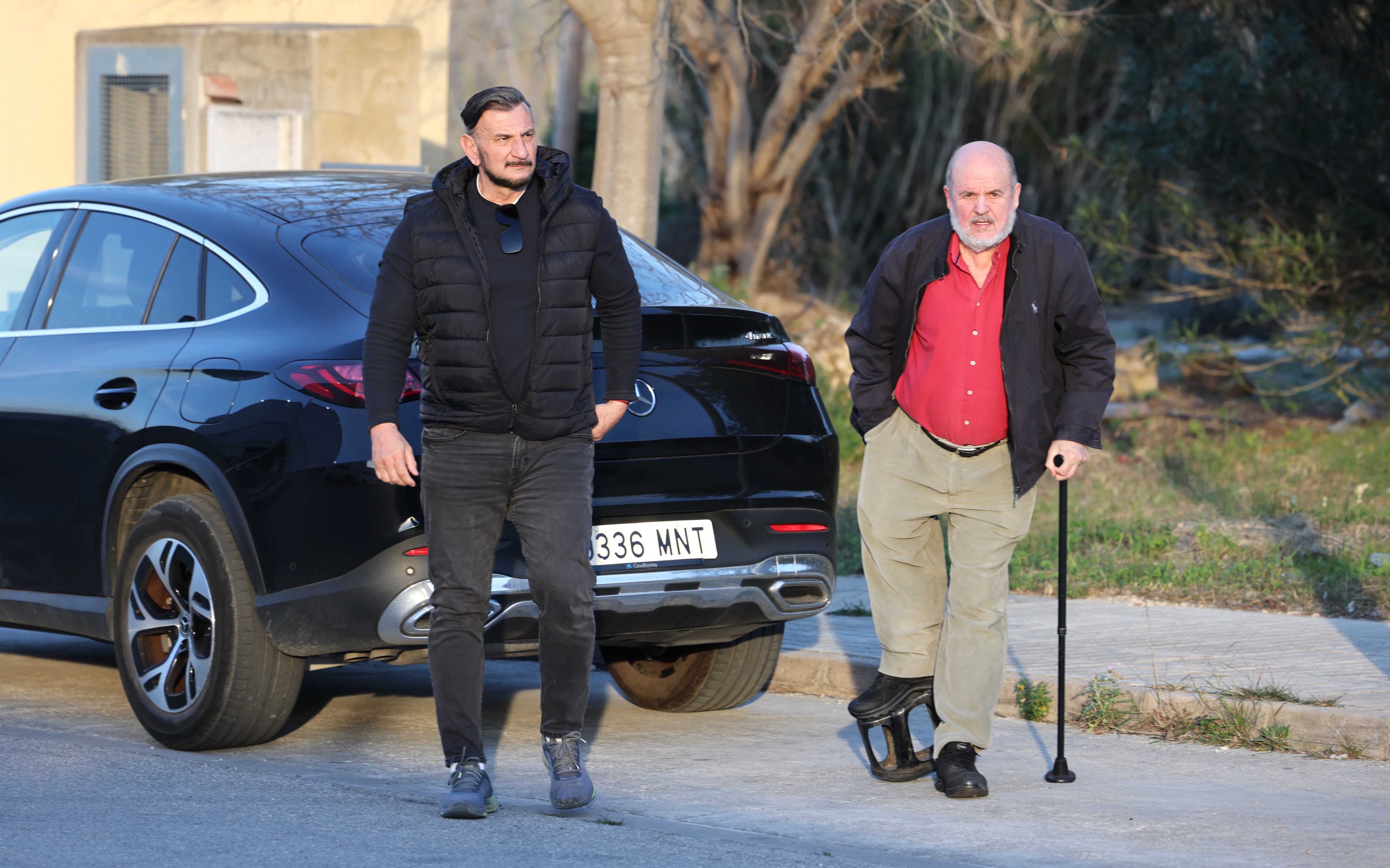 El líder de España 2000, José Luis Roberto (a la derecha), acude el pasado febrero al tanatorio de Xàtiva (Valencia) por la muerte del exteniente coronel de la Guardia Civil condenado por el fallido intento de golpe de Estado del 23F de 1981, Antonio Tejero.