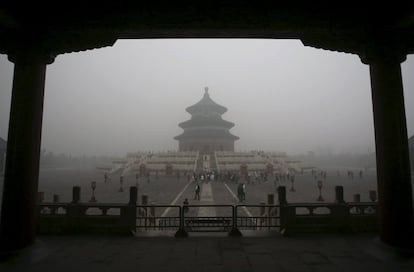 Los turistas visitan el Templo del Cielo bajo una densa capa de polución, en Pekín.