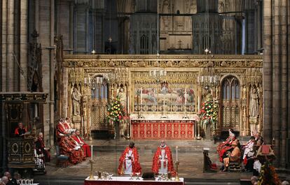 La reina Isabel de Inglaterra asiste la novena Inaguración del Sínodo General en la Abadía de Westminster el 23 de noviembre de 2010 en Londres. Se trata de un evento que se realiza cada cinco años y que en esta ocasión ha coincidido con el anuncio de que la iglesia será sede de la próxima boda de Guillermo de Inglaterra y Kate Middleton