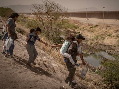 Migrantes en Ciudad Juárez se preparan para cruzar el río Bravo hacia El Paso, Estados Unidos