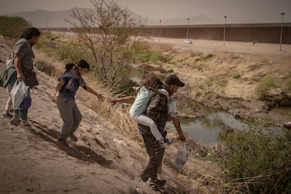 Migrantes en Ciudad Juárez se preparan para cruzar el río Bravo hacia El Paso, Estados Unidos