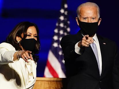 Kamala Harris e Joe Biden, em seu discurso como nova equipe presidencial eleita, no sábado.