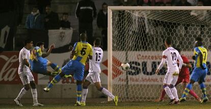 David L&oacute;pez marca el gol a la salida de un c&oacute;rner.