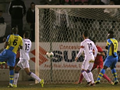 David L&oacute;pez marca el gol a la salida de un c&oacute;rner.