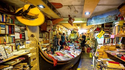 Librería Acqua Alta, en Venecia, que expone parte de sus fondos en una góndola.