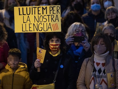 Manifestación de protesta por la intromisión de la justícia en el modelo educativo catalán.