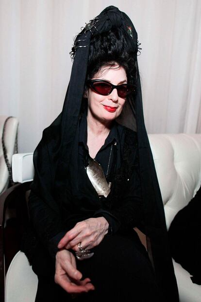 La revista online de Diane Pernet es devorada por fashionistas de todo el mundo. Esta periodista americana (también ha sido diseñadora), también ex editora de moda de Elle o Vogue, ha conseguido que su imagen personal sea también su imagen de marca. Por su cutis blanco, gafas de sol, vestimenta negra y moño altísimo con mantilla la reconocerás. Pero solo a ella ya que nadie más en el mundo se estilizaría así.