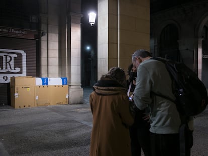 Walker, Zapata y Collantes frente a una persona durmiendo oculta entre unos cartones