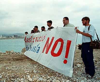 Protesta de ayer contra las obras que se realizan en la playa de El Campello.