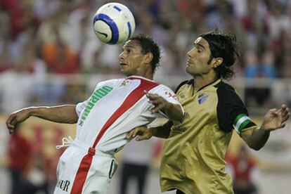 Darío Silva controla el balón ante Fernando Sanz.