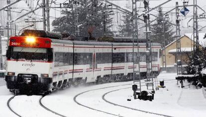 Un tren de cercan&iacute;as en Cantabria.