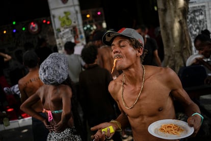 Parte do trabalho do grupo de voluntários é poder oferecer um prato de comida aos usuários.

