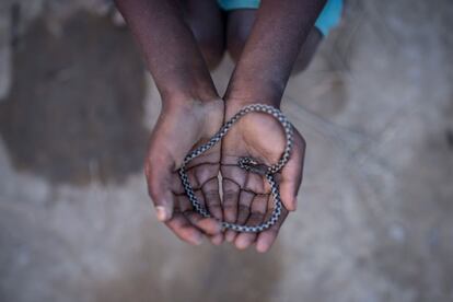 La niña rohingya Isha Rab, de 5 años, llegó a Bangladés en septiembre, muestra un cordón de zapato con el que juega en el campo de refugiados de Thankhali en Cox's Bazar.