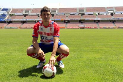 Piti, traspasado por el Rayo Vallecano al Granada, posa en su presentaci&oacute;n el Los C&aacute;rmenes.