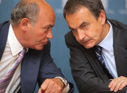 Zapatero y Díaz Ferrán, tras la reunión del diálogo social del 29 de julio.