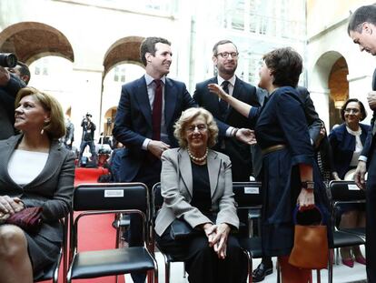 En el centro, Pablo Casado saluda a Soraya Sáenz de Santamaria, junto a Javier Maroto y a pocos metros de María Dolores de Cospedal, Pedro Sánchez y Manuela Carmena.