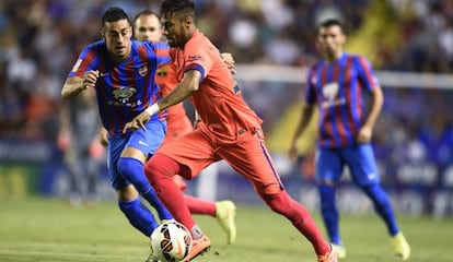 Neymar conduce el balón en el partido ante el Levante.