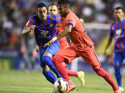 Neymar conduz a bola na partida contra o Levante.