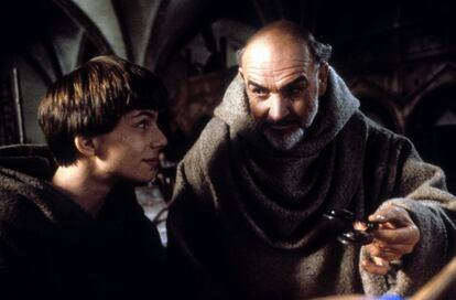 Christian Slater (izquierda) y Sean Connery, en la película 'El nombre de la rosa', película basada en la novela homónima de Umberto Eco dirigida por Jean-Jacques Annaud en 1986. En esta cinta Connery interpreta un rol recurrente en la etapa tardía de su carrera, el de mentor del coprotagonista de la cinta.