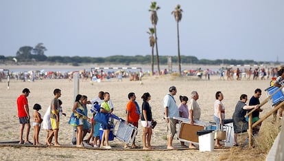 Los bañistas abandonan su sitio junto a las olas para dejar un hueco a los caballos que corren en la orilla.