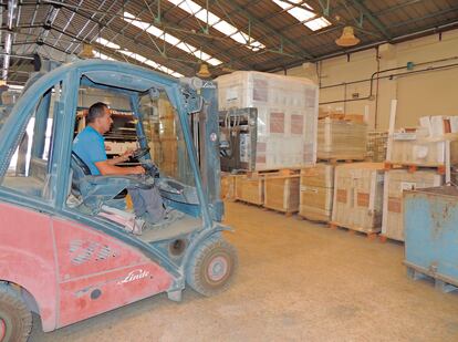 Empleado de la empresa trabajando en el almacén.