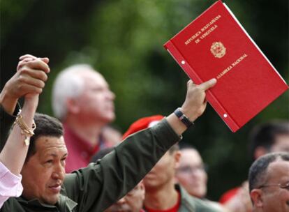 El presidente de Venezuela, Hugo Chávez, durante la promulgación de la enmienda constitucional.