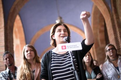 Roda de premsa d'Ada Colau a la seu del districte de Nou Barris; al darrere, Janet Sanz, regidora de Nou Barris, i la gerent, Gemma Arau.