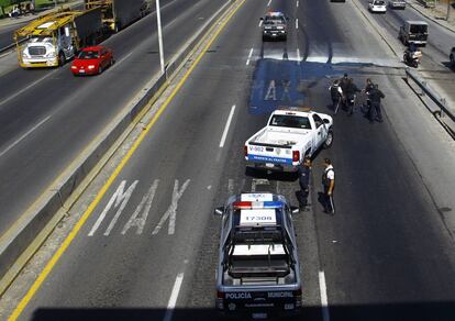 Membros da polícia local na avenida Gómez Morín, na cidade de Guadalajara. Mais de uma dúzia de veículos foram incendiados na sexta-feira na segunda maior cidade do México, depois que um grupo de narcotraficantes enfrentou as autoridades.