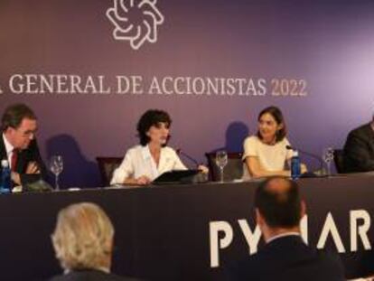Almudena López del Pozo, CEO de Pymar, y Reyes Maroto, ministra de Industria, en la junta de accionistas.