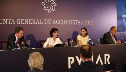 Almudena López del Pozo, CEO de Pymar, y Reyes Maroto, ministra de Industria, en la junta de accionistas.