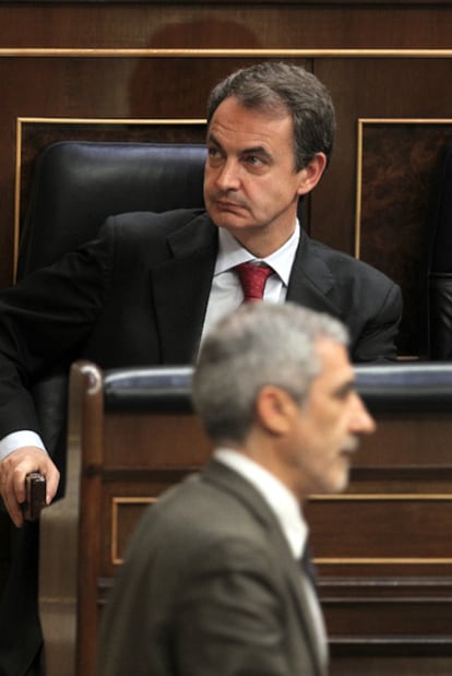 Llamazares pasa delante de Zapatero durante el debate en el Congreso.