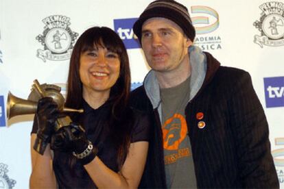 Los componentes del grupo Amaral, Eva Amaral (i) y Juan Aguirre, posan con el premio "Mejor canción", por su tema <i>Días de verano</i>, durante la X Edición de los Premios de la Música.