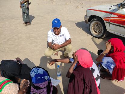 Un psicólogo de la Organización Internacional para las Migraciones atiende a cuatro mujeres, supervivientes del naufragio de este 11 de junio en aguas de Yemen.