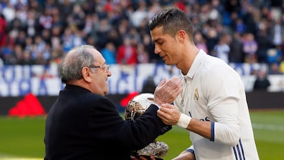Paco Gento entregó al portugués Cristiano Ronaldo su cuarto Balón de Oro en 2016.