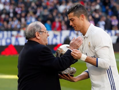 Paco Gento entregó al portugués Cristiano Ronaldo su cuarto Balón de Oro en 2016.