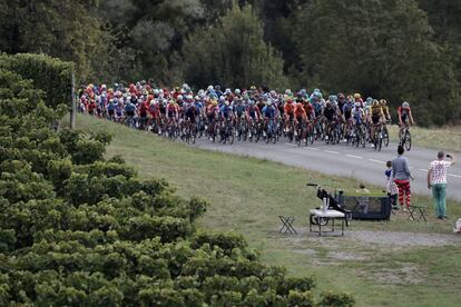 Una familia observa el paso del pelotón entre las localidades de Pau y Laruns, durante la 9ª etapa del Tour, el 6 de septiembre.