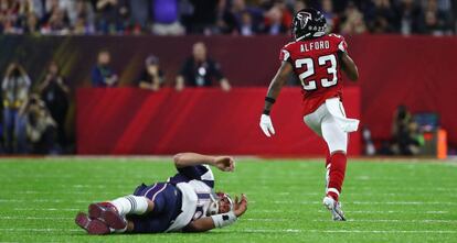 Robert Alford le roba el balón a Tom Brady