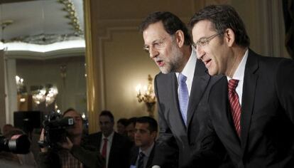 Rajoy y Feij&oacute;o, ayer en un desayuno informativo.