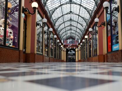 Un pasillo comercial de París, vacío en plena segunda ola del virus,