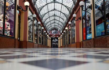 Un pasillo comercial de París, vacío en plena segunda ola del virus,