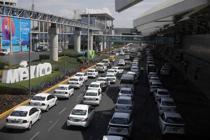 Taxistas bloquean la entrada vehicular al Aeropuerto Internacional de la Ciudad de México en protesta contra las aplicaciones de transporte, en 2020.