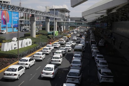 Taxistas bloquean la entrada vehicular al Aeropuerto Internacional de la Ciudad de México en protesta contra las aplicaciones de transporte, en 2020.