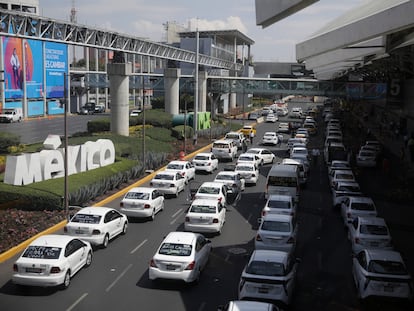 Taxistas bloquean la entrada vehicular al Aeropuerto Internacional de la Ciudad de México en protesta contra las aplicaciones de transporte, en 2020.