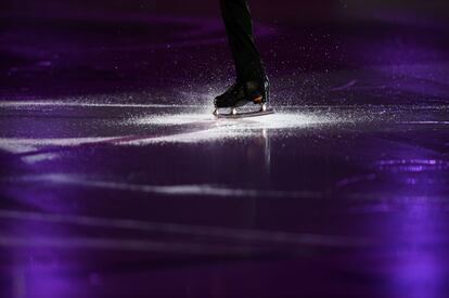 El patinador español, Javier Fernández, durante un ejercicio en la final del Gran Premio de patinaje artístico de Barcelona, España.