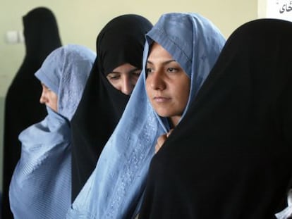 Un grupo de afganas hace cola para votar en las elecciones legislativas de 2005, en la ciudad de Herat.