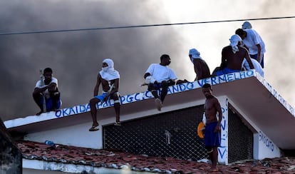 Internos durante confronto no presídio de Alcaçuz, no Rio Grande do Norte, em janeiro de 2017.