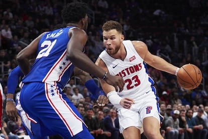 Blake Griffin (d), defendido por Joel Embiid.