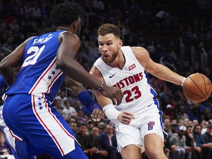 Blake Griffin (d), defendido por Joel Embiid.