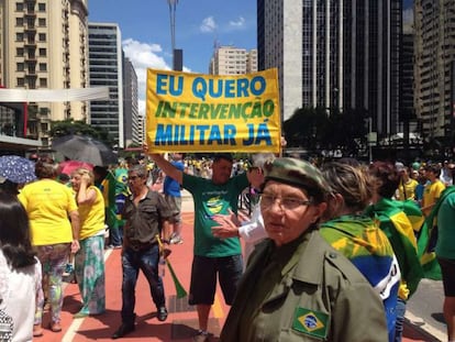 "Quem quer mudança de verdade quer intervenção militar. Esse negócio de impeachment aí é conversa pra boi dormir", diz o caminhoneiro Flavio, que carrega cartaz de protesto na avenida Paulista neste domingo.